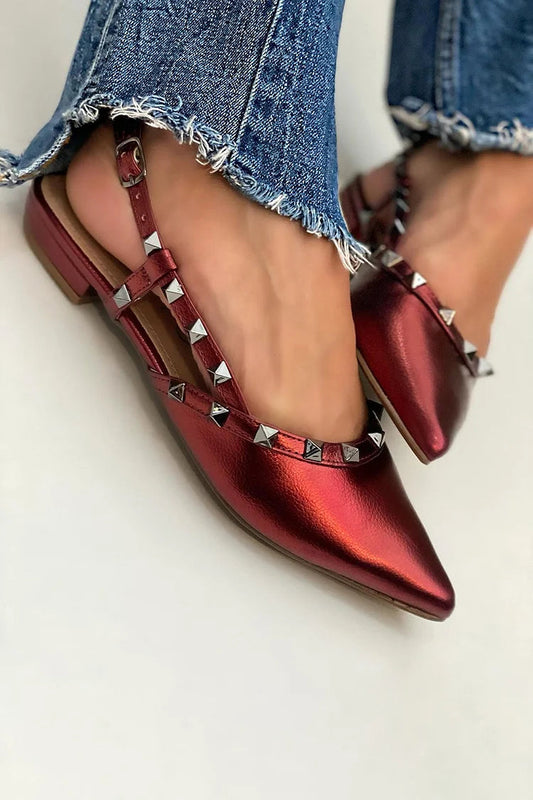 Zapatos planos rojos con tira trasera y puntera puntiaguda con decoración y tachuelas 