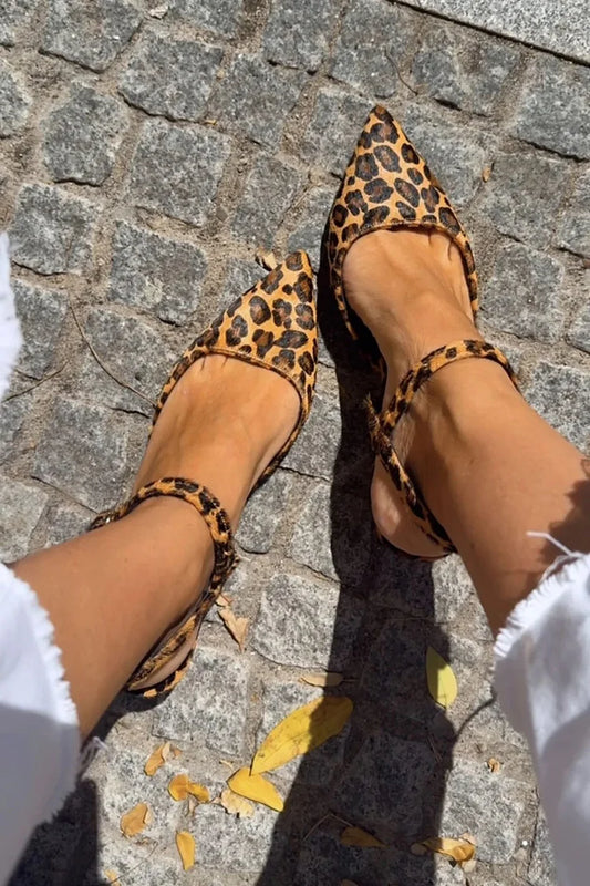 Tacones de aguja color caqui con tira trasera y punta puntiaguda y estampado de leopardo