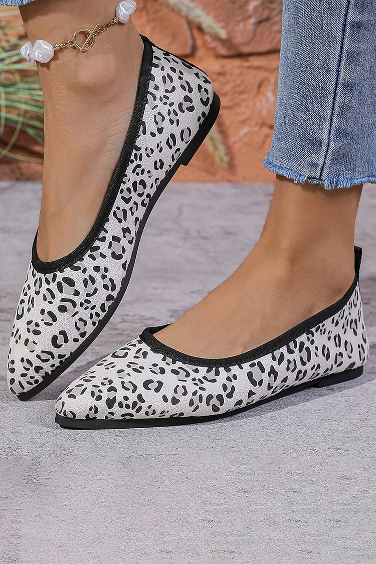 Zapatos planos casuales con punta puntiaguda y ribete en contraste y estampado de leopardo 