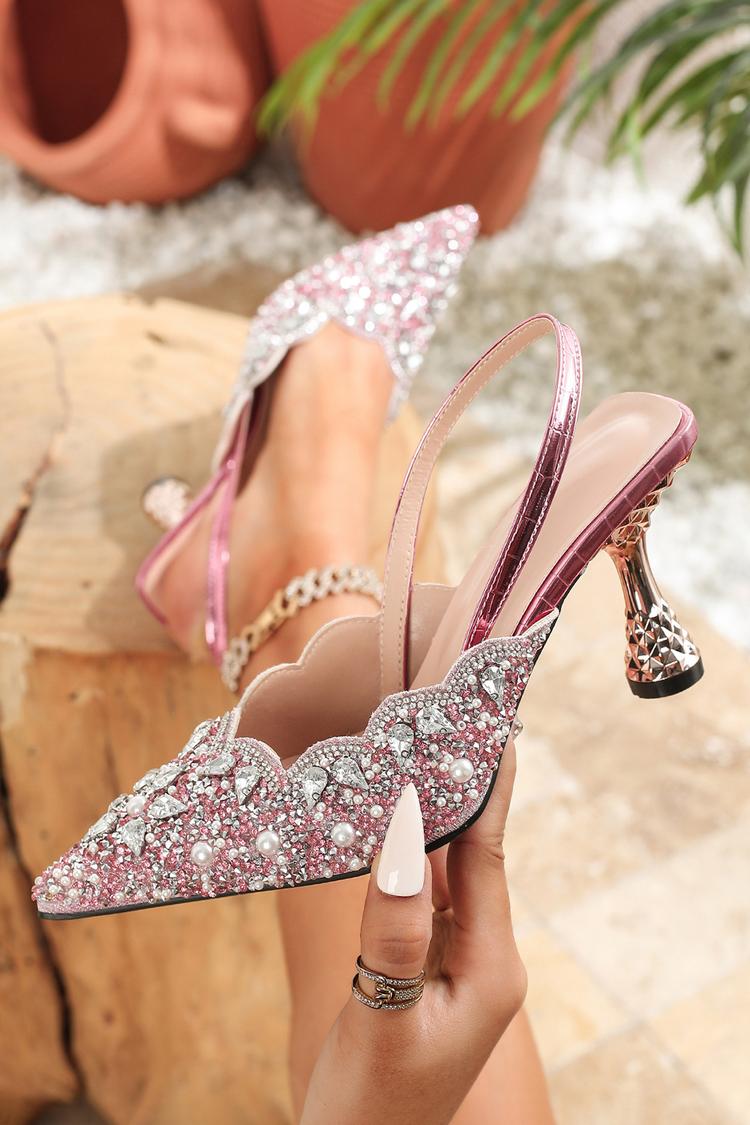 Sandali con tacco a spillo, decorati con perle e strass, con punta traforata e cinturino posteriore