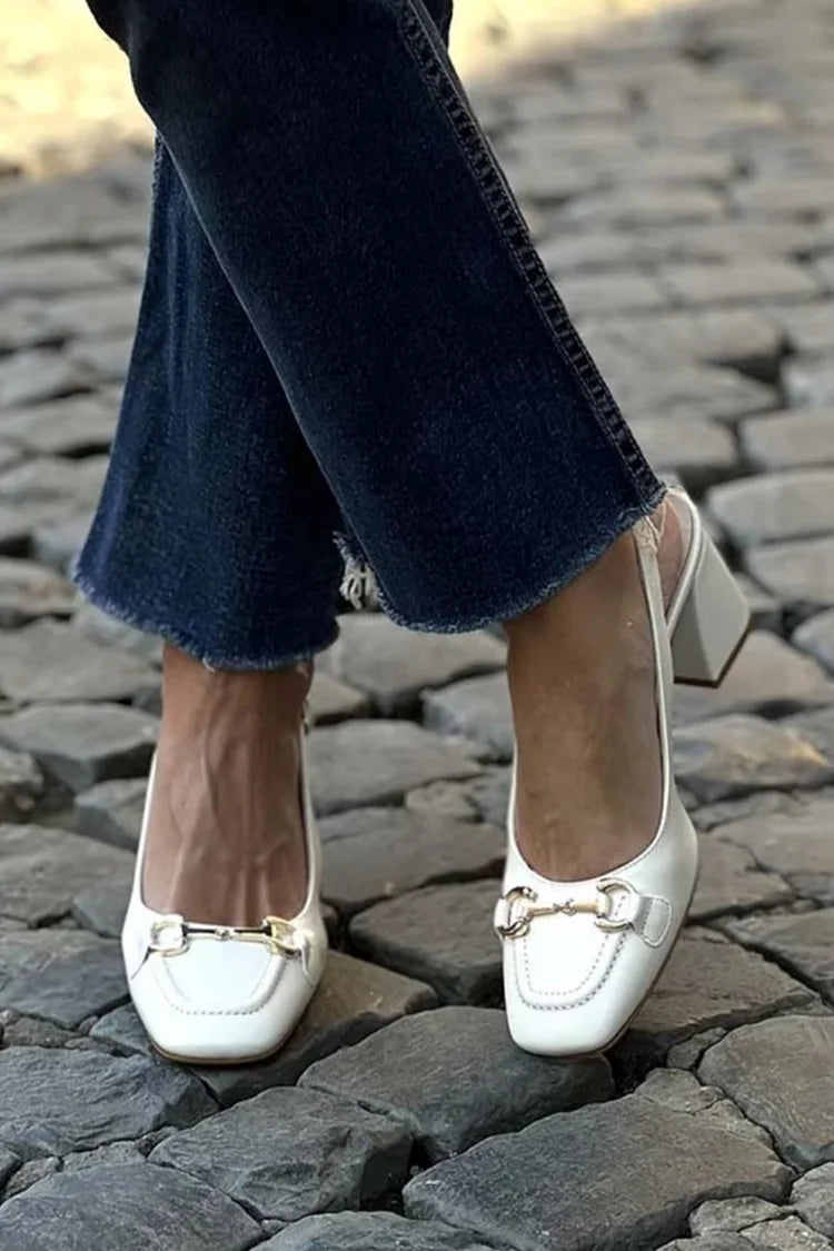 Scarpe con tacco largo bianco con cinturino alla caviglia e punta quadrata con decorazione in metallo [Pre-ordine]
