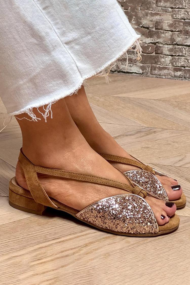 Sandalias marrones informales con punta abierta y tira trasera brillante