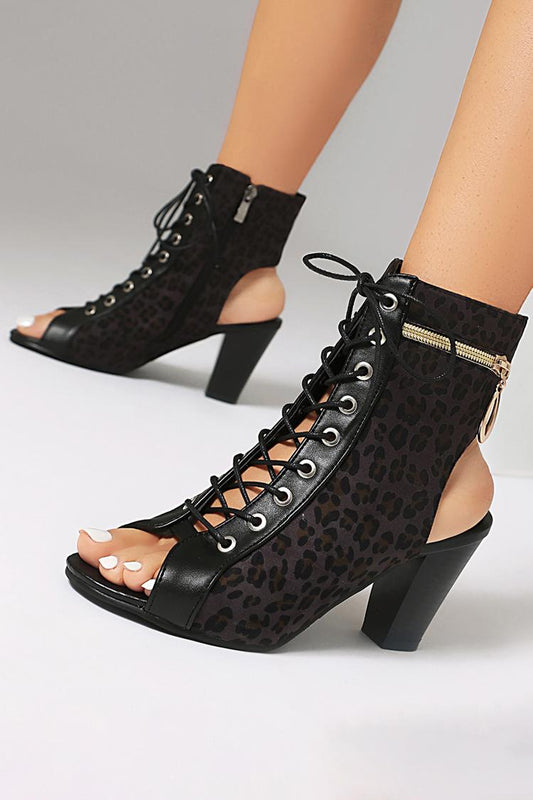 Sandali con cinturino posteriore, tacco grosso, lacci, punta aperta, cerniera e motivo leopardato 