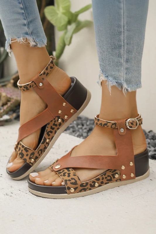 Sandalias de cuña con punta redonda, hebilla y tira en el tobillo con remaches metálicos y estampado de leopardo 