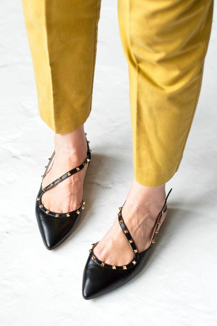 Scarpe basse nere con punta affilata, fibbia con cinturino irregolare e rivetti in metallo [Pre-ordine]