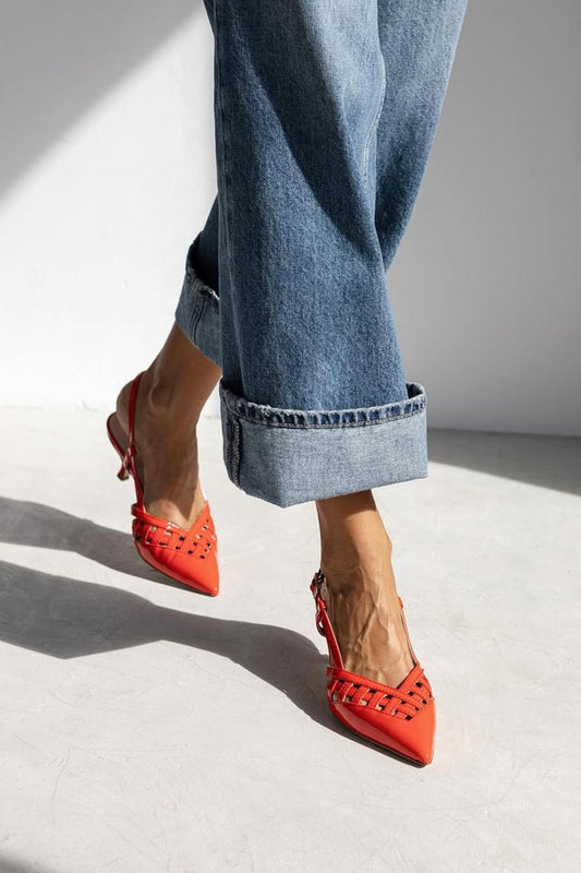 Scarpe con tacco a spillo e cinturino posteriore, rosse, con punta traforata [Pre-ordine]