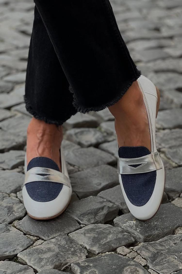 Mocasines blancos de punta redonda con parches y brillo metálico [Reserva]