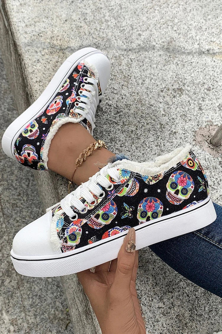 Zapatillas de lona con punta redonda y ribete de flecos y estampado de calaveras multicolor 