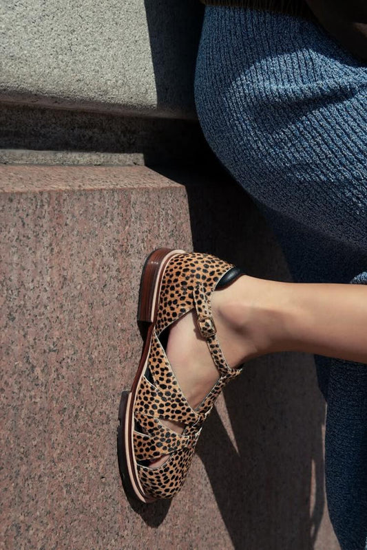 Sandali con cinturino a T traforato e stampa leopardata [Pre-ordine] 