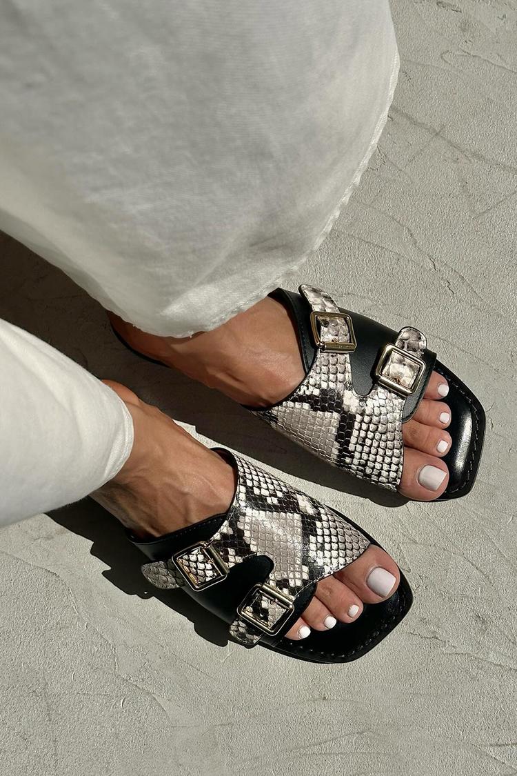 Pantofole nere con punta quadrata, due cinturini e fibbie con stampa serpente [Pre-ordine]