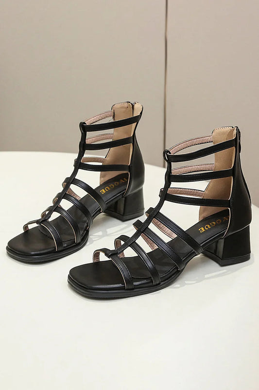 Sandálias contemporâneas com tiras, biqueira quadrada, fecho de correr atrás, salto grosso simples e recortes ocos