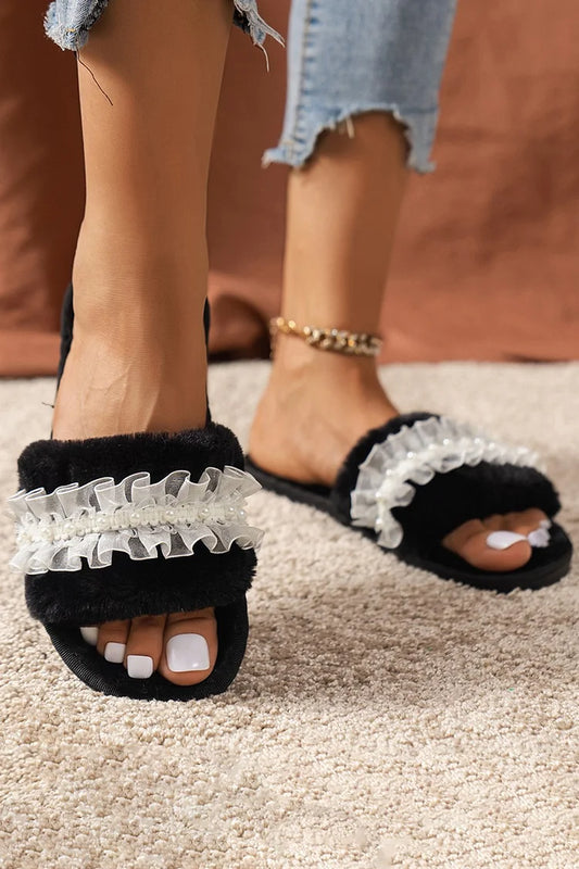 Pantuflas de tul plisado con punta abierta y esponjosas con decoración de perlas 