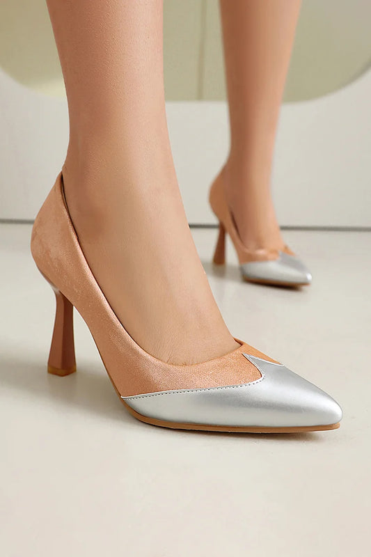 Eleganti tacchi a spillo con punta affilata e motivo patchwork colorblock