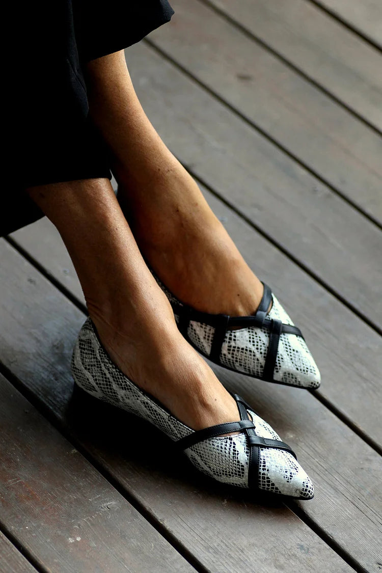 Scarpe basse bianche con punta affilata e cinturino incrociato con stampa serpente [Pre-ordine]