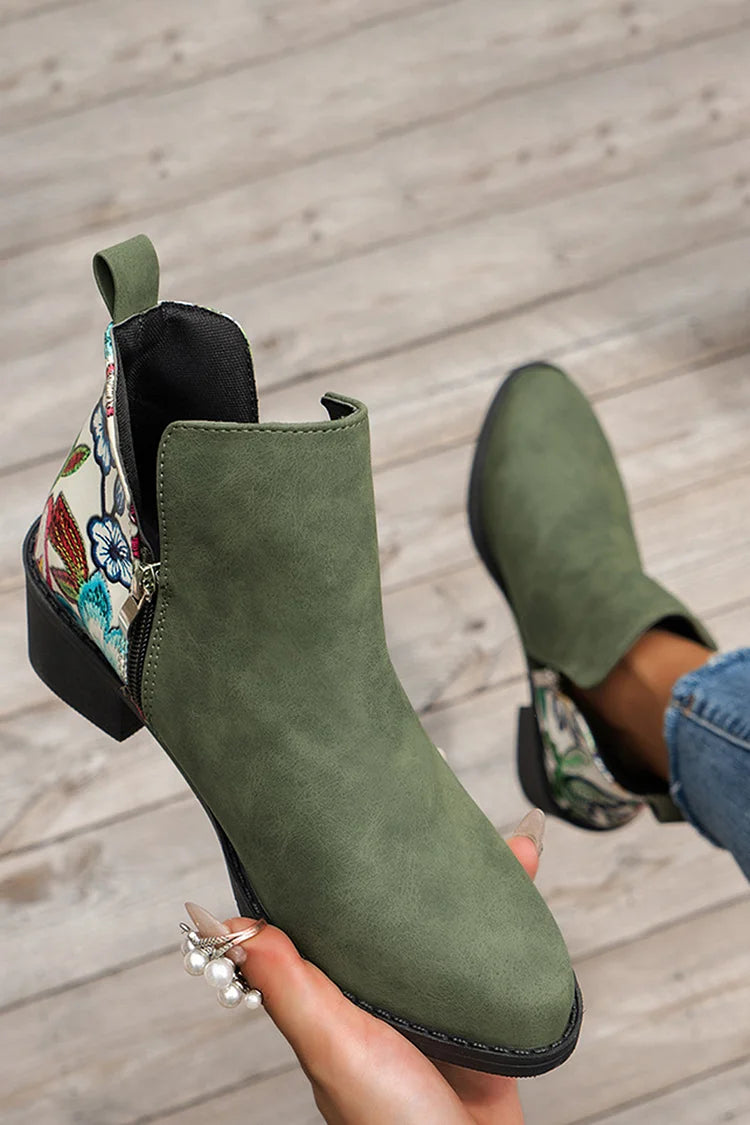 Stiefeletten mit Blumendruck und Patchwork-Reißverschluss und spitzer Zehenpartie