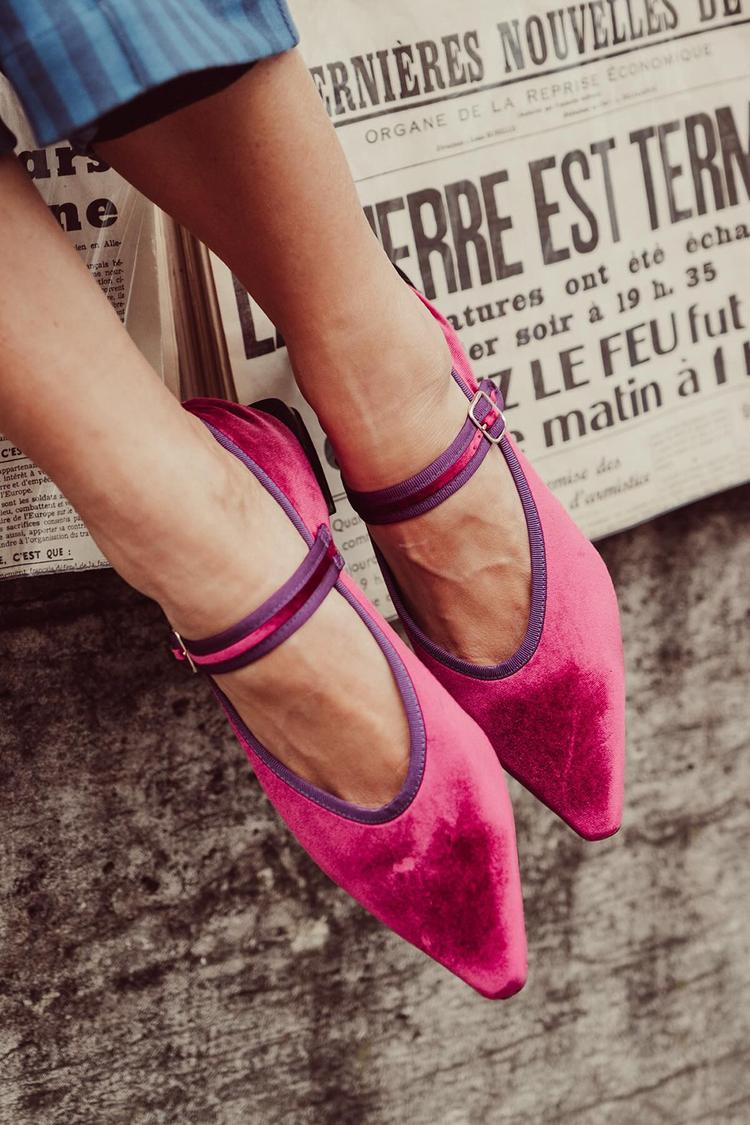 Ballerine fucsia con punta affilata, cinturino sul collo del piede con rifiniture a contrasto [Pre-ordine] 