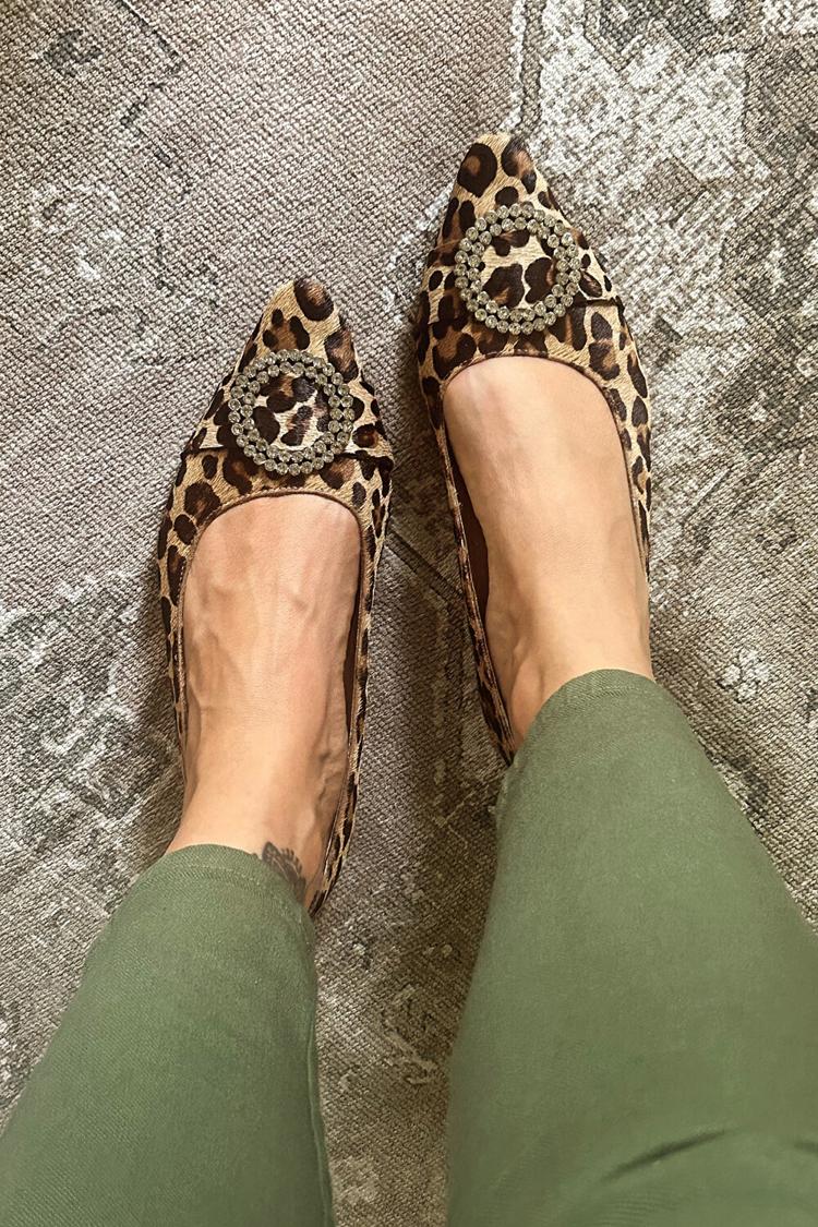 Scarpe basse con punta affilata, fibbia in strass e stampa leopardata [Pre-ordine]