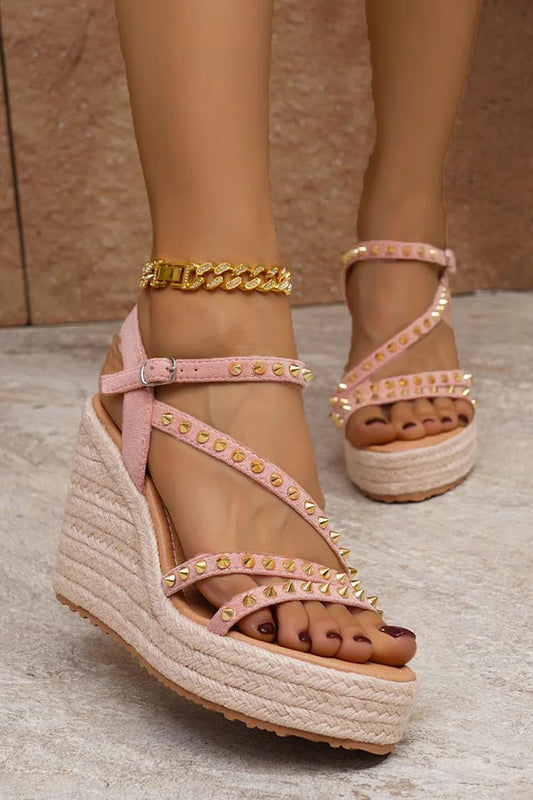 Sandalias con cuña y alpargatas con plataforma y hebilla con tiras y decoración con tachuelas 