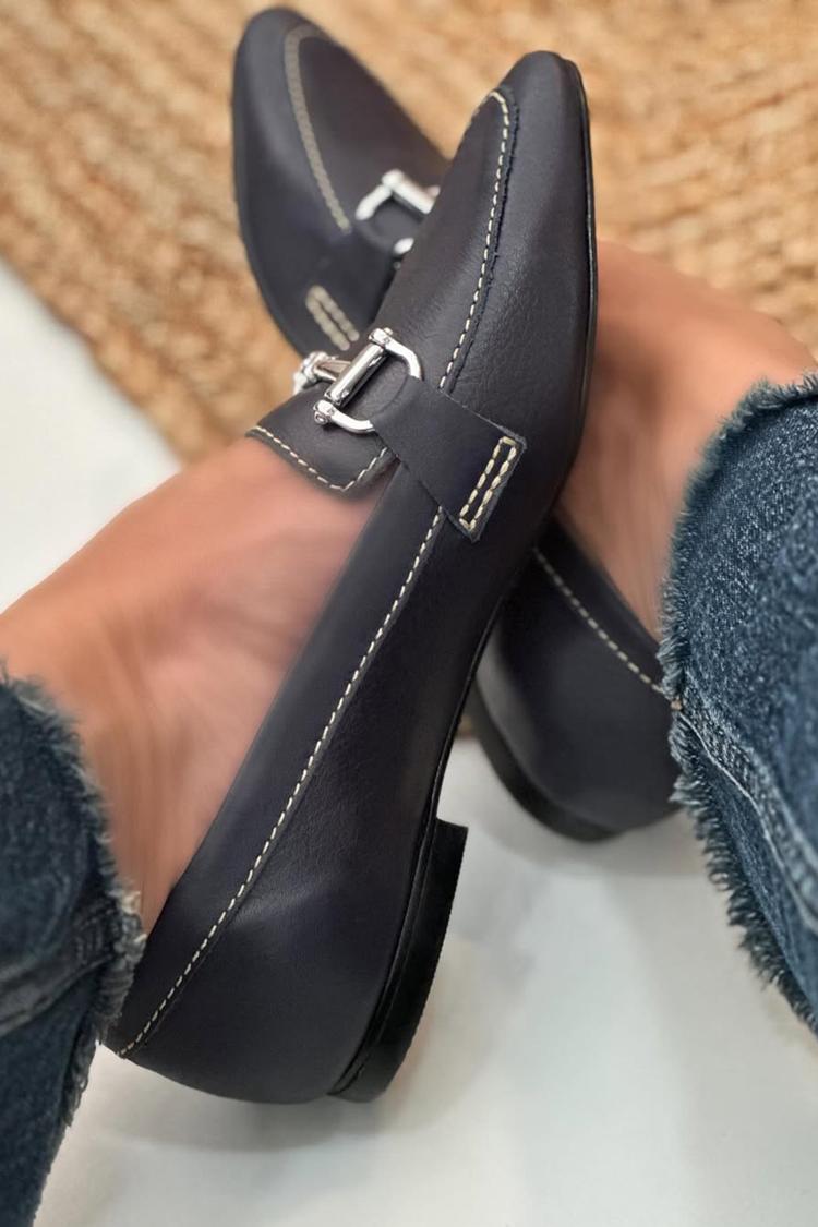 Metallschnalle Dekor Naht Detail Spitz zulaufende Zehe Schwarze Loafers [Vorbestellung]