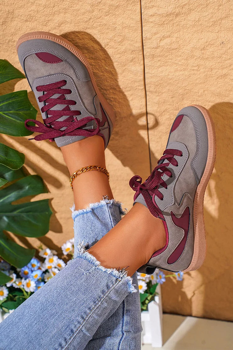 Sneakers casual con lacci, punta rotonda e suola morbida, a blocchi di colore