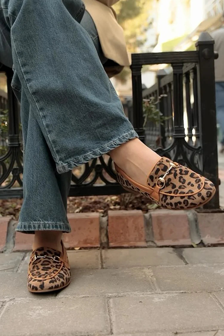 Brązowe mokasyny z okrągłym noskiem i metalową klamrą w panterkę [Przedsprzedaż]