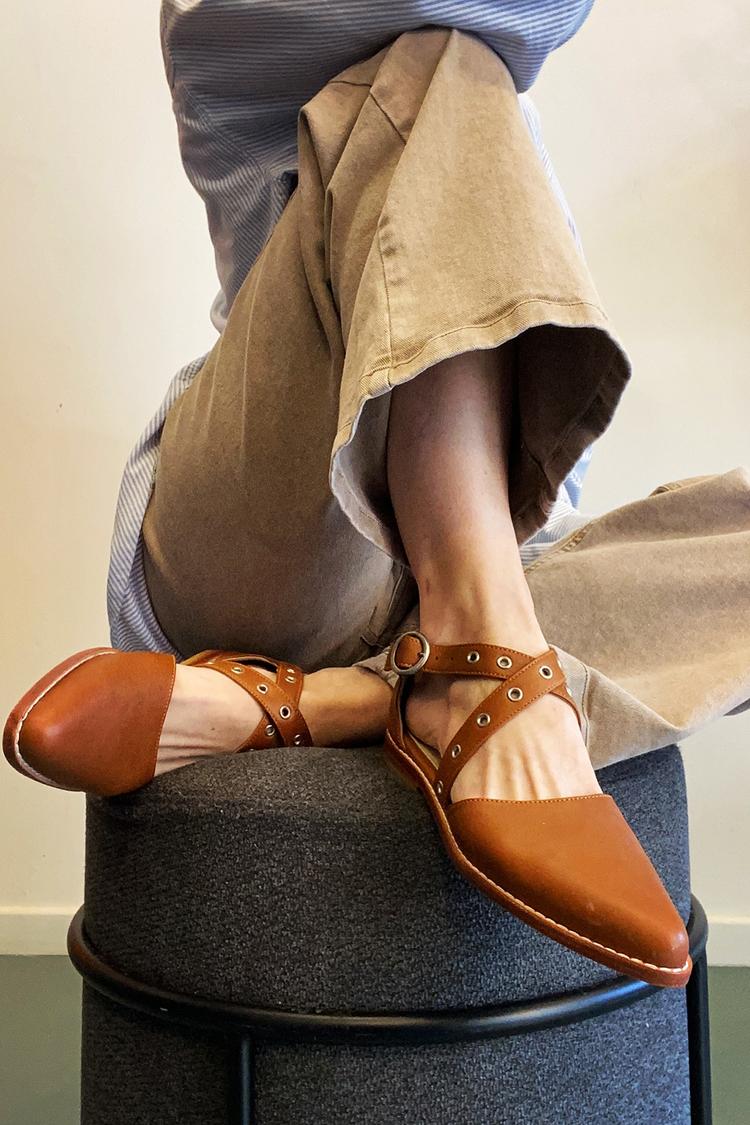 Metallösen Kreuzriemen Schnalle Spitz zulaufende Zehe Braune Loafer [Vorbestellung]