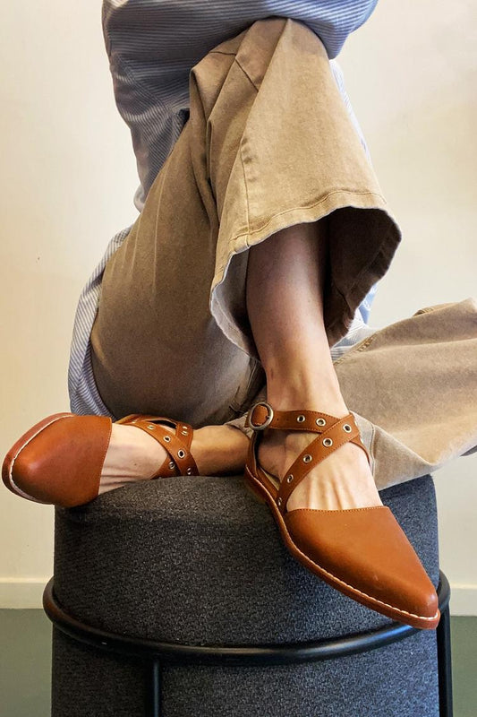 Metallösen Kreuzriemen Schnalle Spitz zulaufende Zehe Braune Loafer [Vorbestellung]