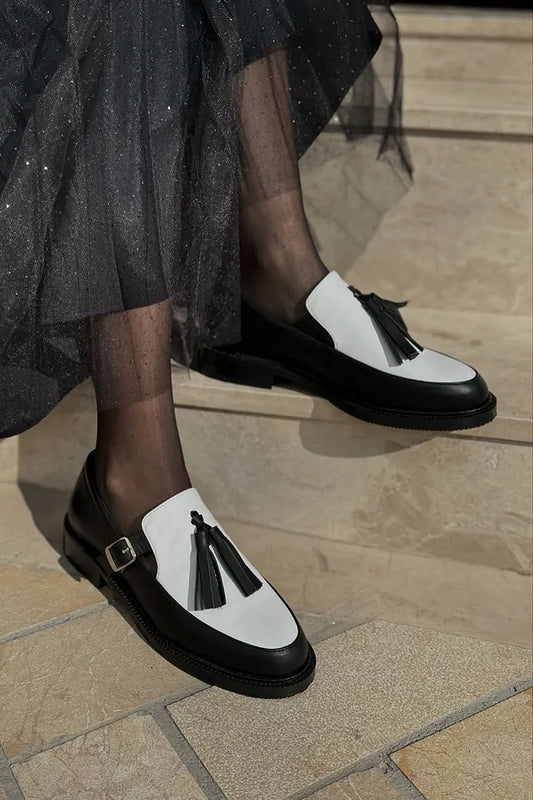 Czarne mokasyny z okrągłym noskiem i ozdobą z chwostów w stylu colorblock [Przedsprzedaż]