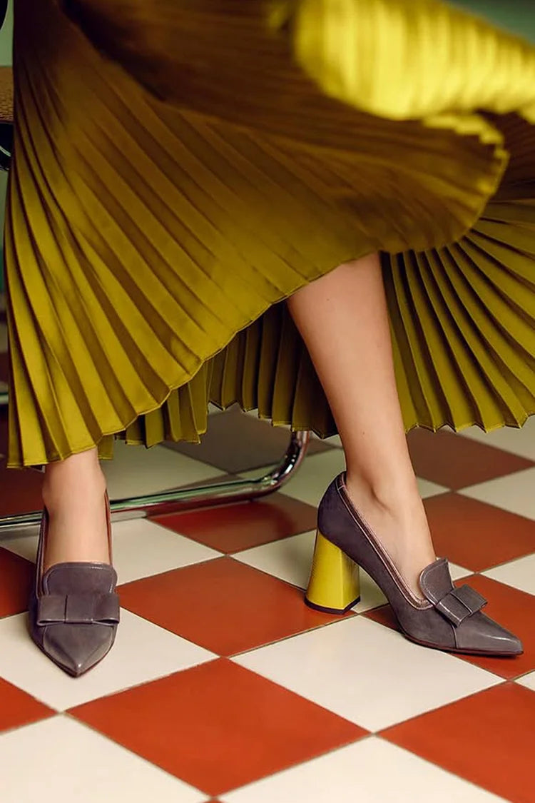 Dunkelbraune, klobige Absätze im Farbblock-Design mit Schleifendekor und spitzer Zehenpartie [Pre Order]