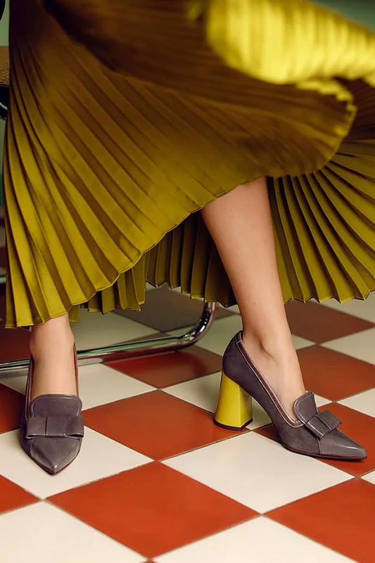 Scarpe con tacco grosso marrone scuro con punta affilata e decorazioni a blocchi di colore con fiocco [Pre-ordine]