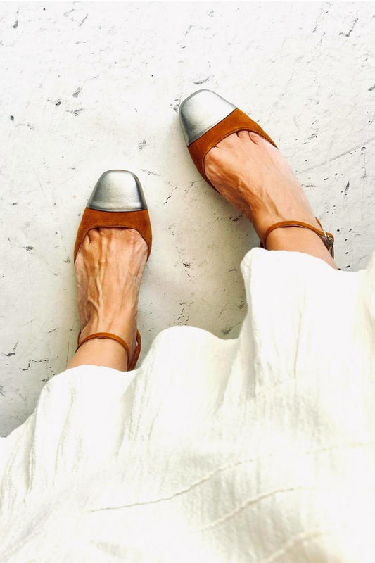 Ballerine color caramello con punta quadrata e cinturino alla caviglia e fibbia patchwork [Pre-ordine]