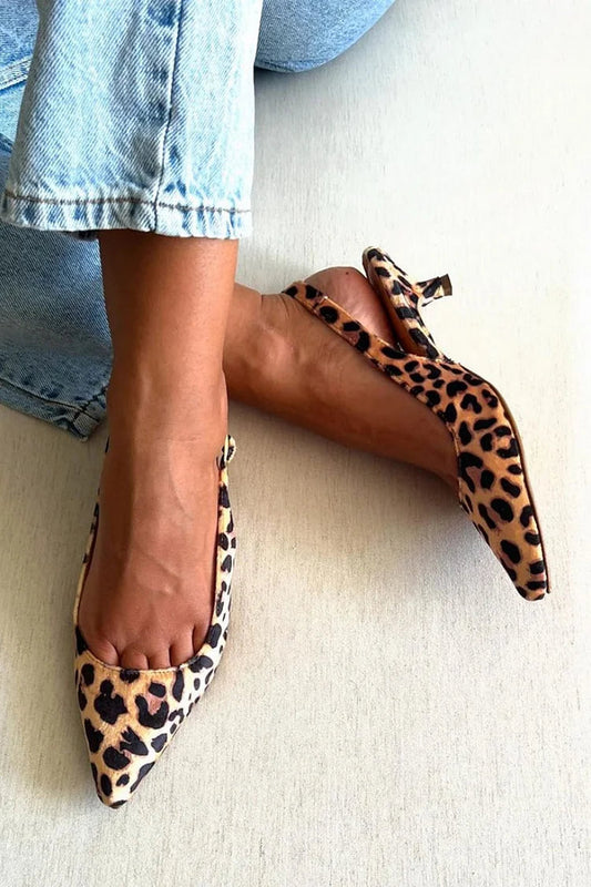 Zapatos de tacón de aguja con tiras cruzadas y estampado de leopardo en marrón