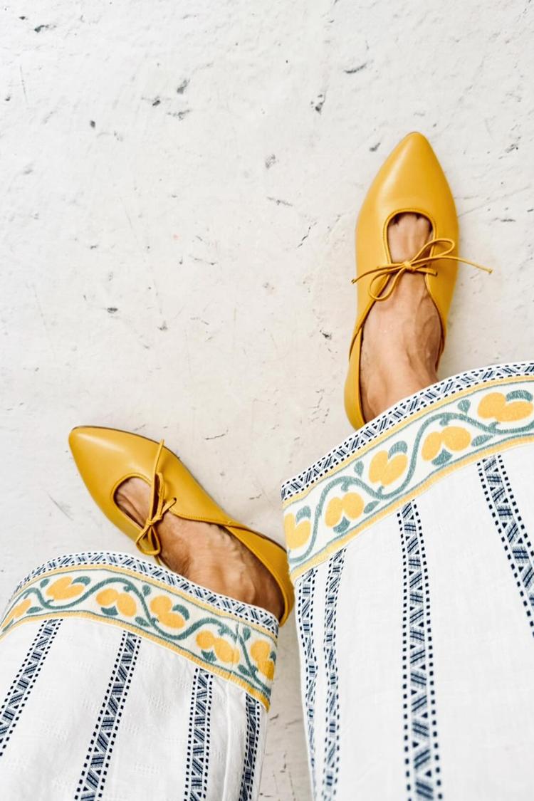 Sapatilhas amarelas de bico fino com patchwork e laço de cor sólida [Pré-encomenda]