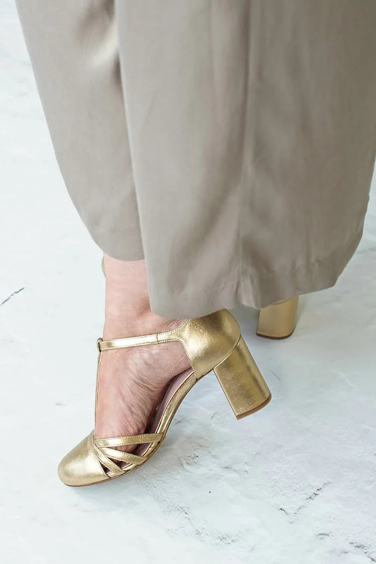 Scarpe con tacco grosso traforate dorate con fibbia a T e cinturino metallico lucido [Pre-ordine]