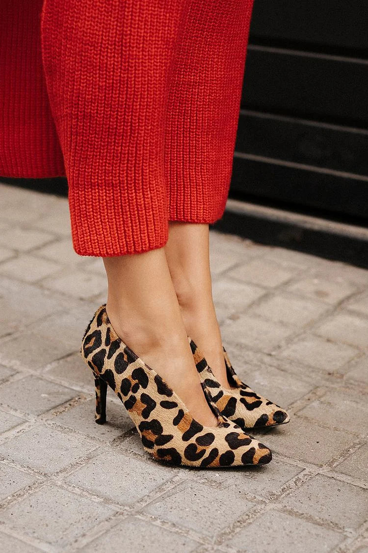 Tacones de aguja beige con punta puntiaguda y estampado de leopardo