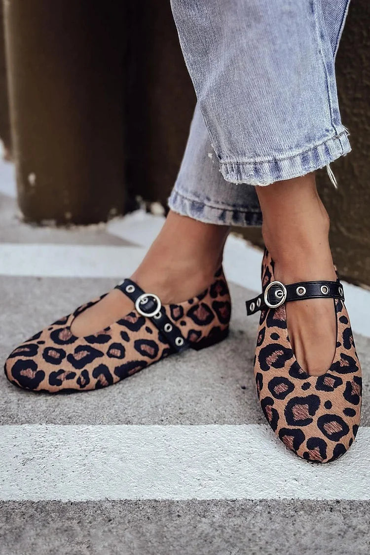 Zapatos planos marrones con hebilla y ojales de metal y estampado de leopardo [pedido anticipado] 