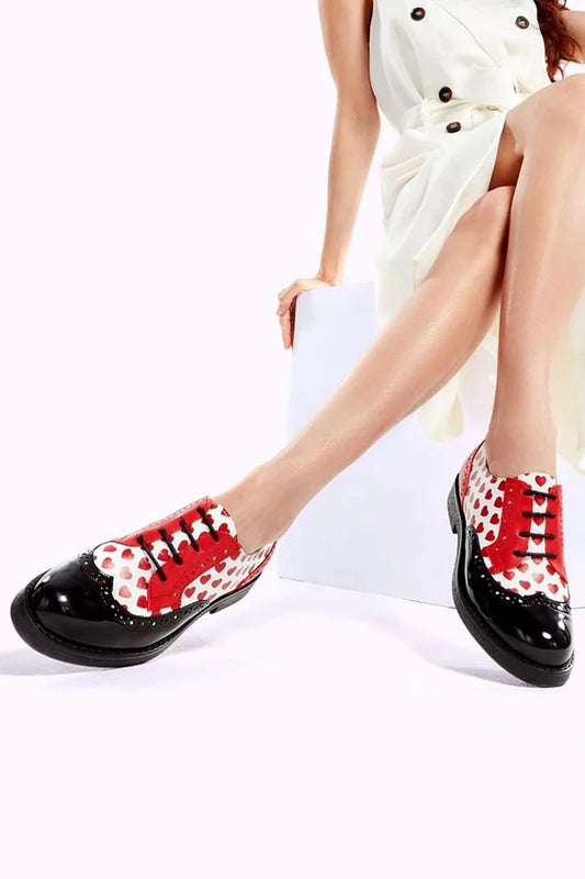 Czarne oksfordy z nadrukiem serca, kolorowe, okrągły nosek [Przedsprzedaż]