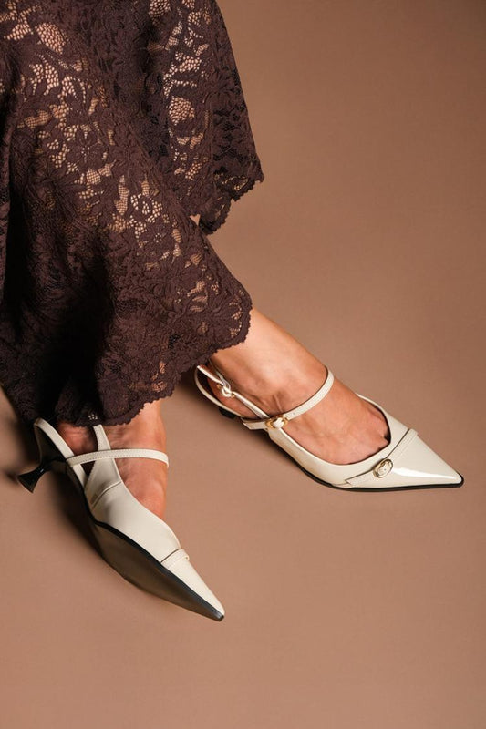 Sandali con tacco a spillo, cinturino sul collo del piede, fibbia, punta affilata, colore avorio [Pre-ordine]
