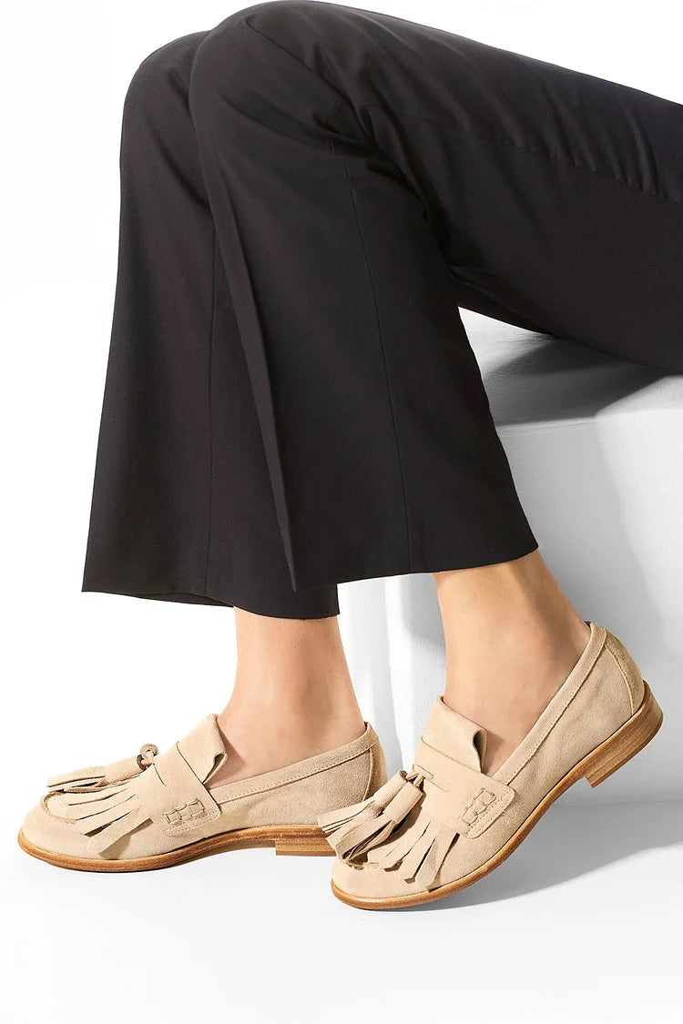 Beżowe mokasyny z okrągłym noskiem i dekoracyjnymi chwostami w jednolitym kolorze [Przedsprzedaż]