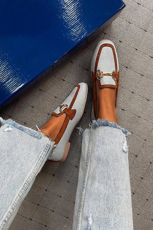 Metalowe dekoracje, mokasyny w kolorze jasnoszarym z kwadratowym noskiem i blokiem kolorów [Przedsprzedaż]