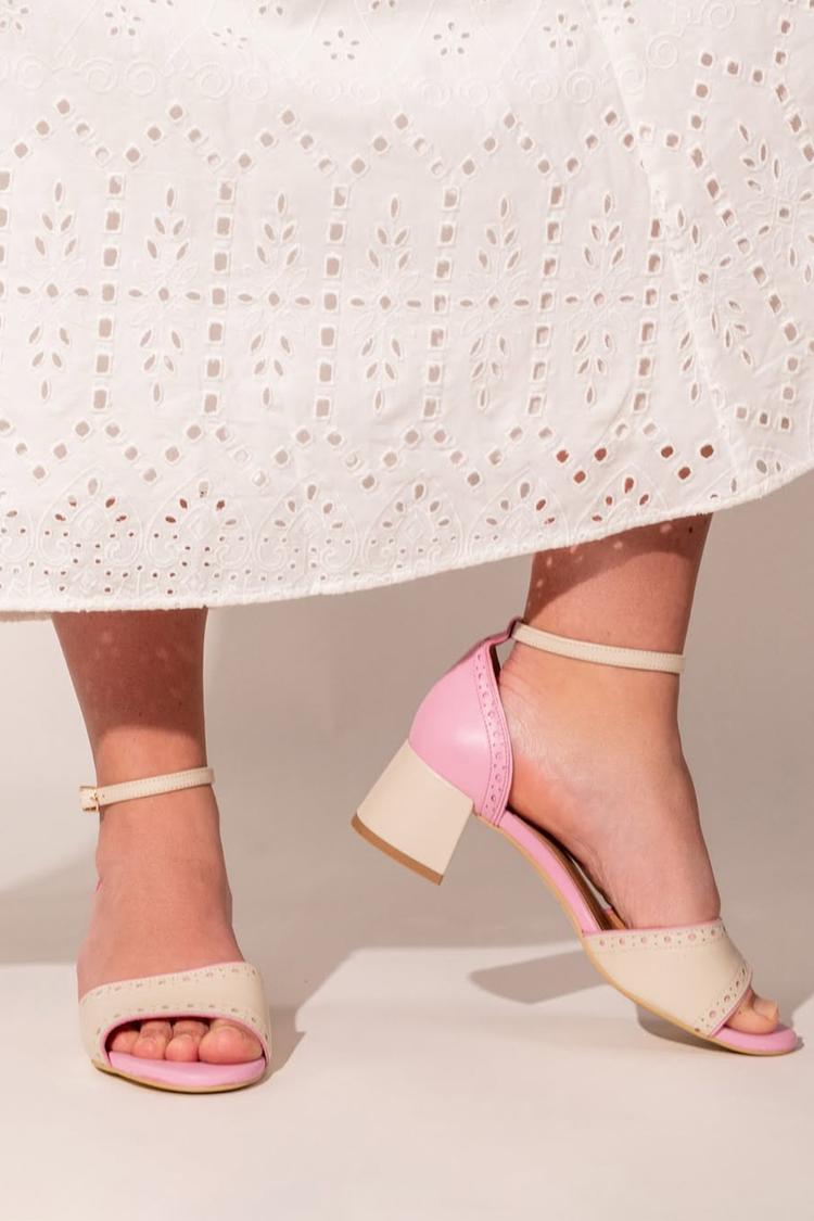 Scarpe con tacco grosso beige, punta aperta, cinturino alla caviglia color block e fibbia [Pre-ordine]