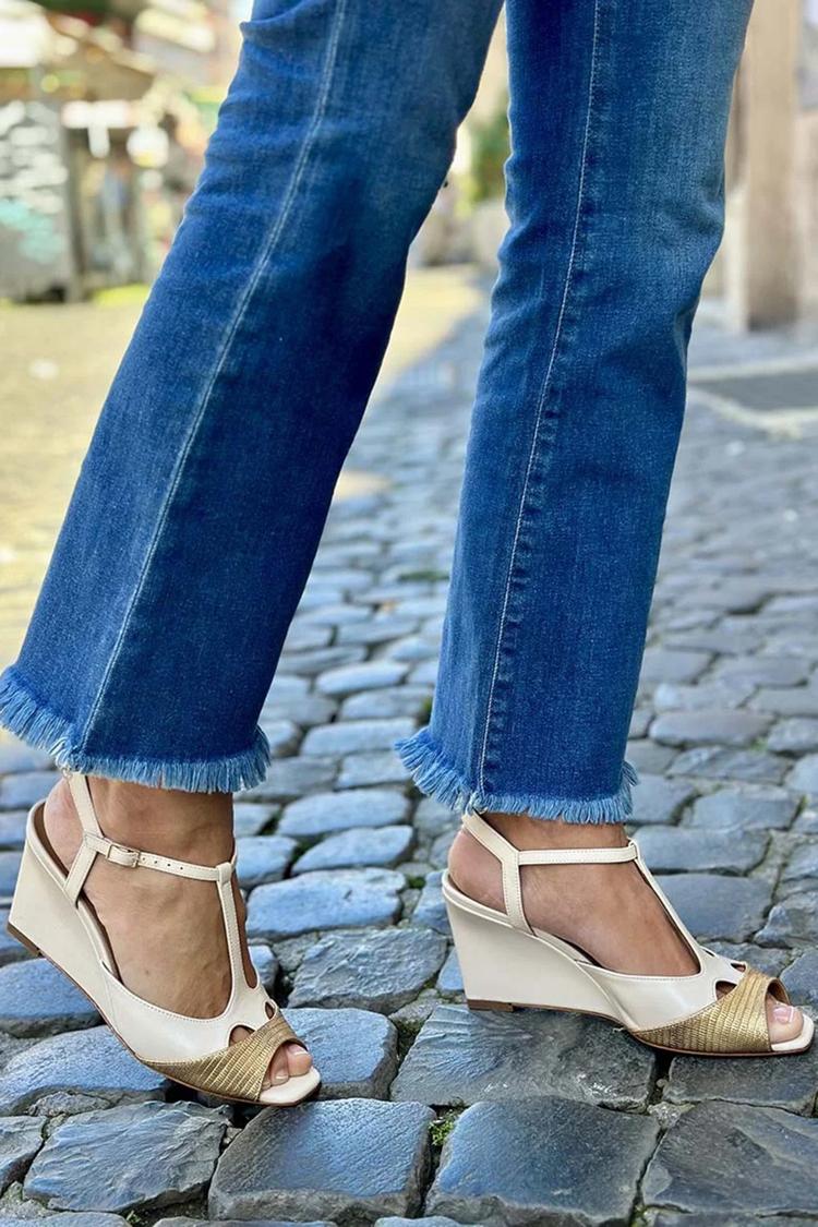 Tacones de cuña beige con punta abierta, parches y hebilla en T [Reserva]