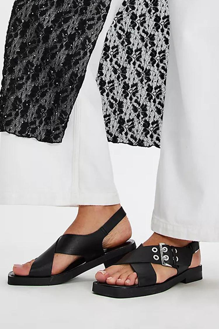 Sandali casual neri con punta quadrata, cinturino incrociato e fibbia [Pre-ordine]