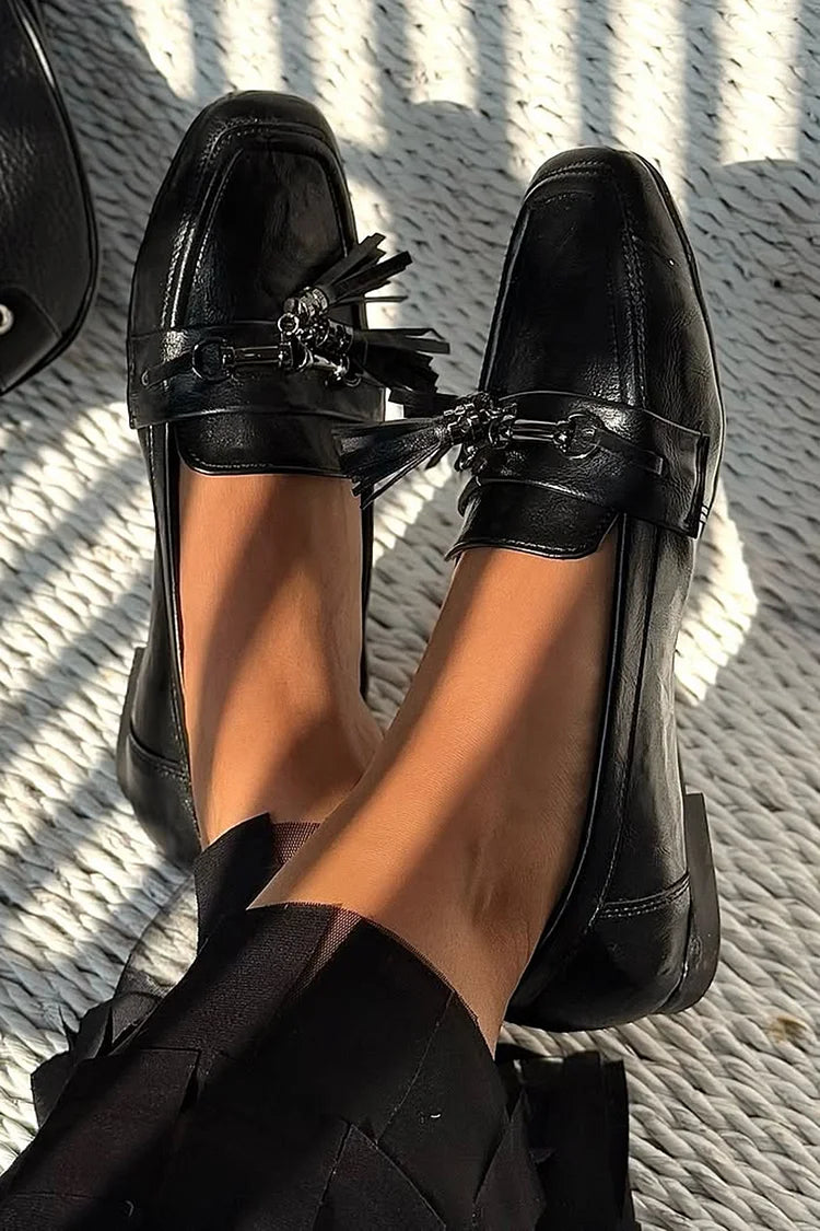 Czarny mokasyn z kwadratowym noskiem, niskim stanem, ozdobą z frędzli i klamrą [Przedsprzedaż]