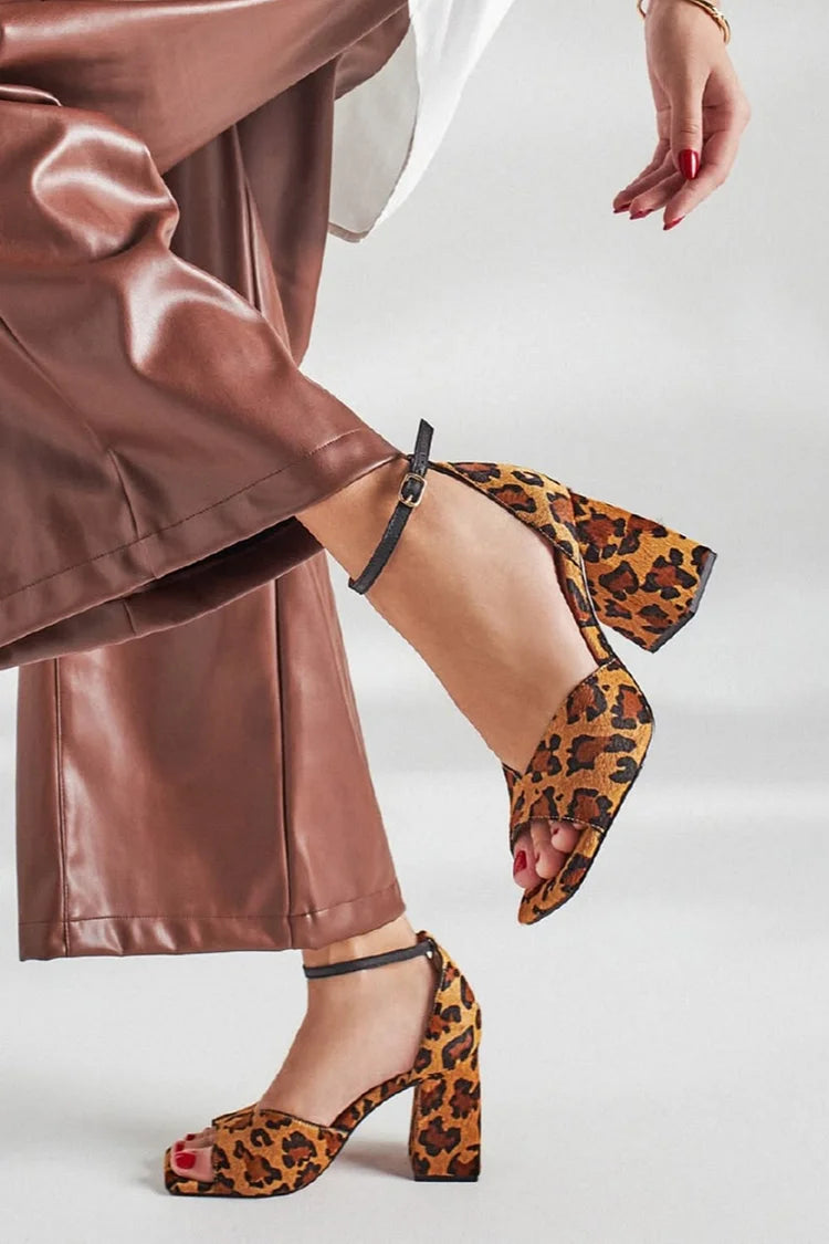 Scarpe con tacco spesso e cinturino alla caviglia con fibbia e punta quadrata con stampa leopardata [Pre-ordine]