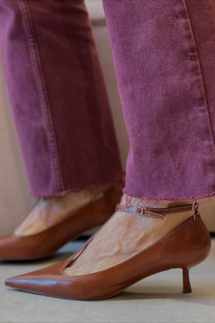 Tacones altos marrones con hebilla y punta puntiaguda y tira en T en el tobillo [Reserva]