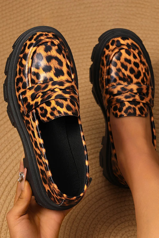 Mokasyny z niskim, szerokim obcasem, okrągłym noskiem i wzorem w cętki w stylu patchworkowym