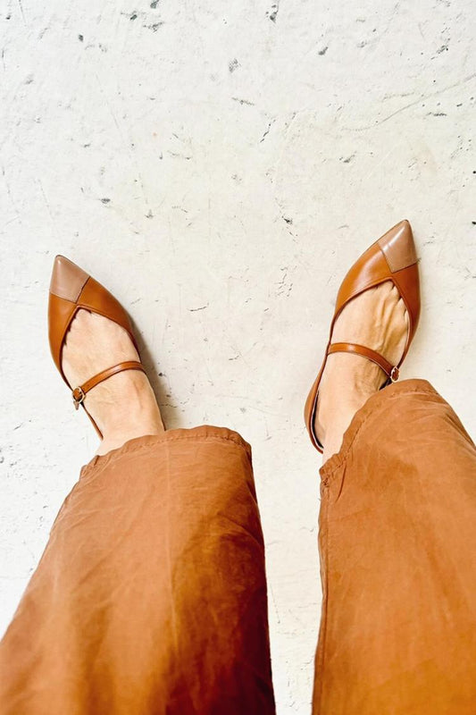 Scarpe basse marroni con punta a punta e fibbia con cinturino sul collo del piede [Pre-ordine]