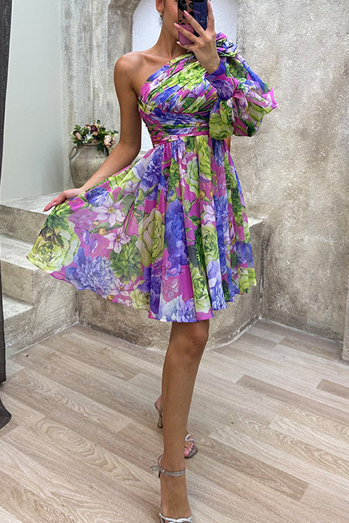 Vestido fluido con estampado floral y cintura con un hombro fruncido 