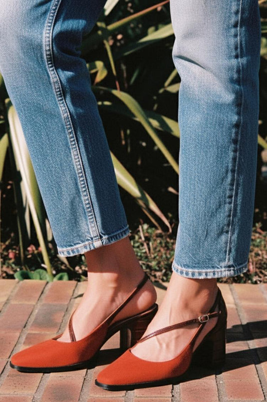 Sandali con tacco largo arancione, punta tonda, fibbia asimmetrica e cinturino posteriore [Pre-ordine] 